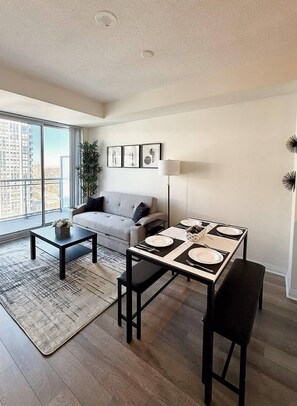 Smart TV - Luxury 1+Den, Balcony, City View, Free Parking (Mississauga)