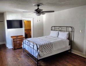 Free WiFi, bed sheets - Iron Rail Inn (Chama)