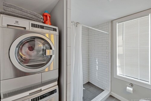 Charming 1-bedroom house in fantastic San Antonio with WiFi, AC