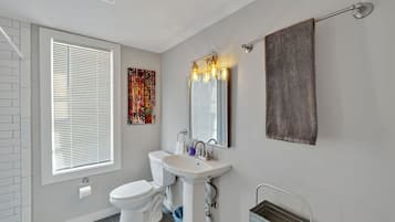 Dutxa, assecador de cabells, tovalloles i sabó