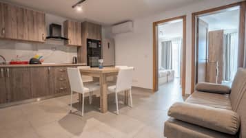 Royal suite, 2 slaapkamers, keuken, uitzicht op binnenplaats | Woonruimte | Een 32-inch smart-tv met digitale zenders