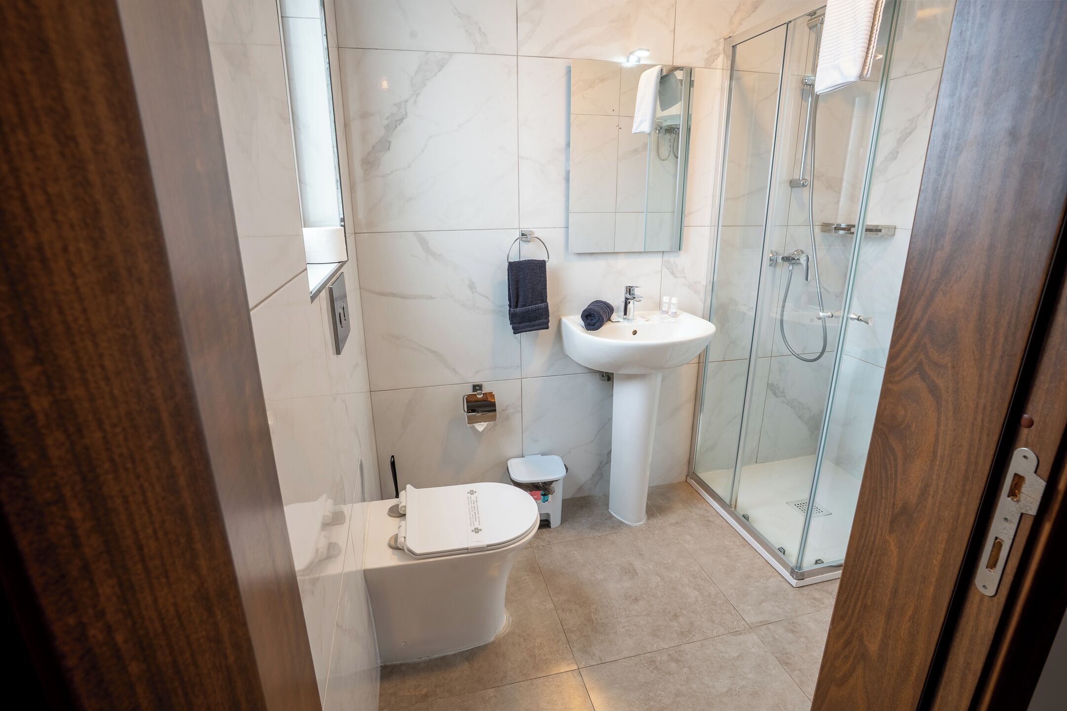 Ein Badezimmer mit Toilette, Waschbecken und Duschkabine.