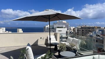 Aperto a colazione, pranzo e cena, con vista sul mare