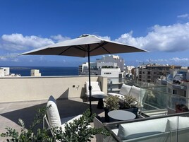 Se sirven desayunos, almuerzos y cenas; con vista al mar