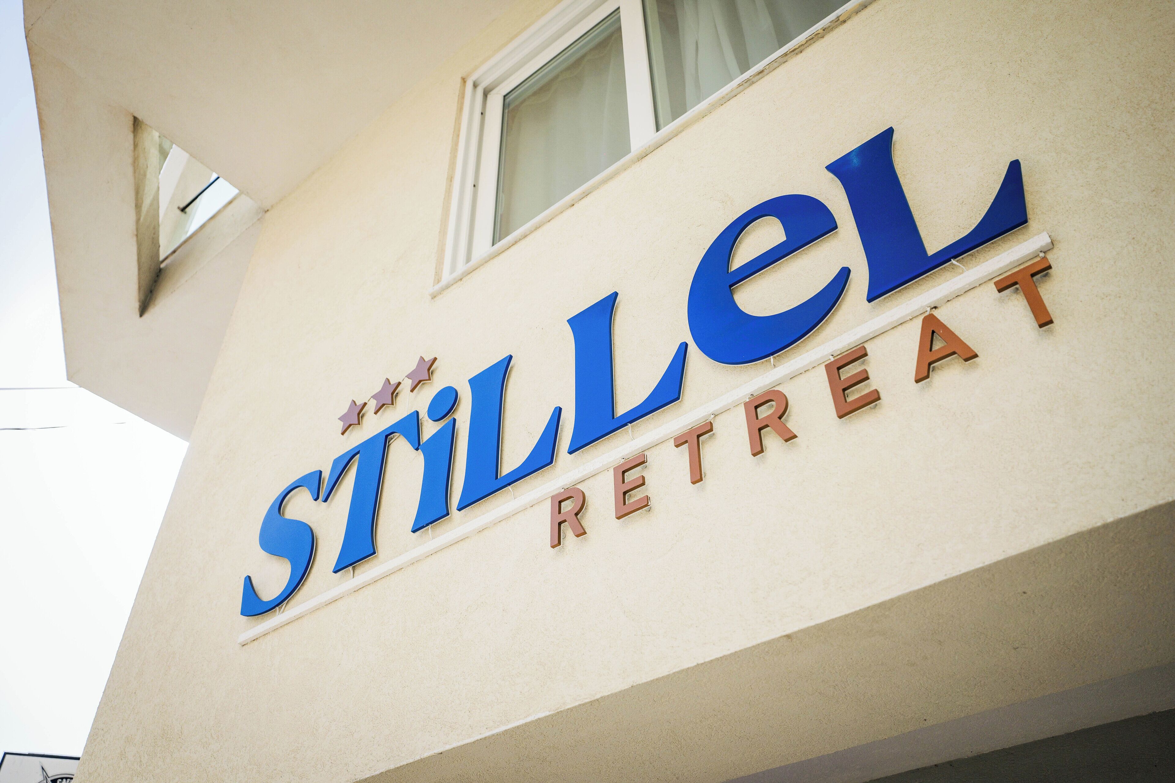 Un letrero para 'Stille Retreat' con un diseño sencillo y moderno.