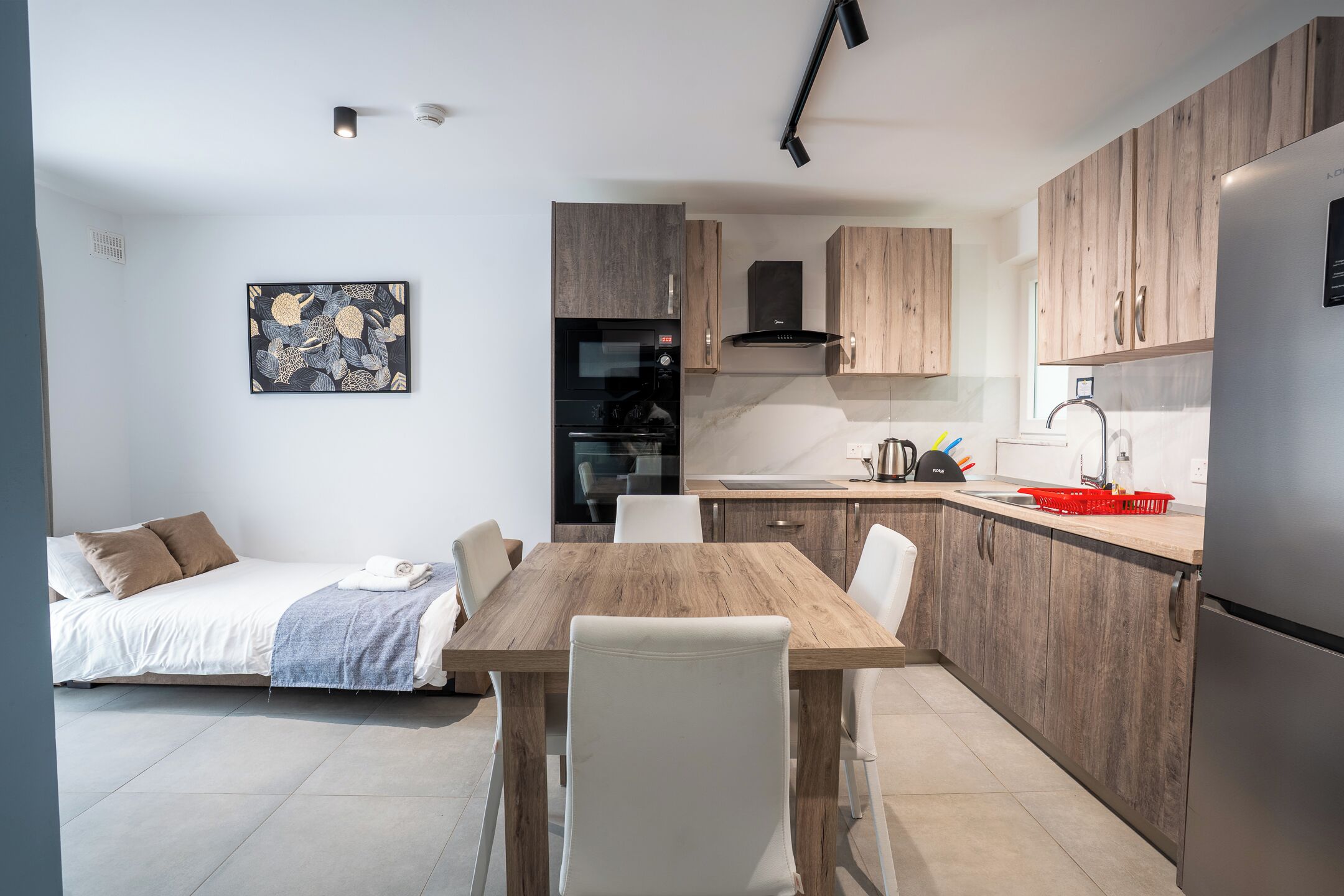 Elite Suite, 1 Bedroom, Kitchen, City View | Soundproofing, free WiFi, bed sheets