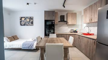 Elite Suite, 1 Bedroom, Kitchen, City View | Soundproofing, free WiFi, bed sheets