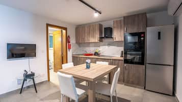 Royal Suite, 2 Bedrooms, Kitchen, Courtyard View | Private kitchen