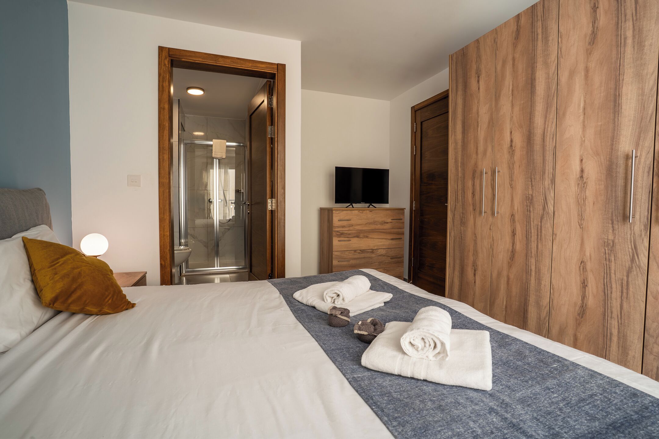 Soundproofing, free WiFi, bed sheets