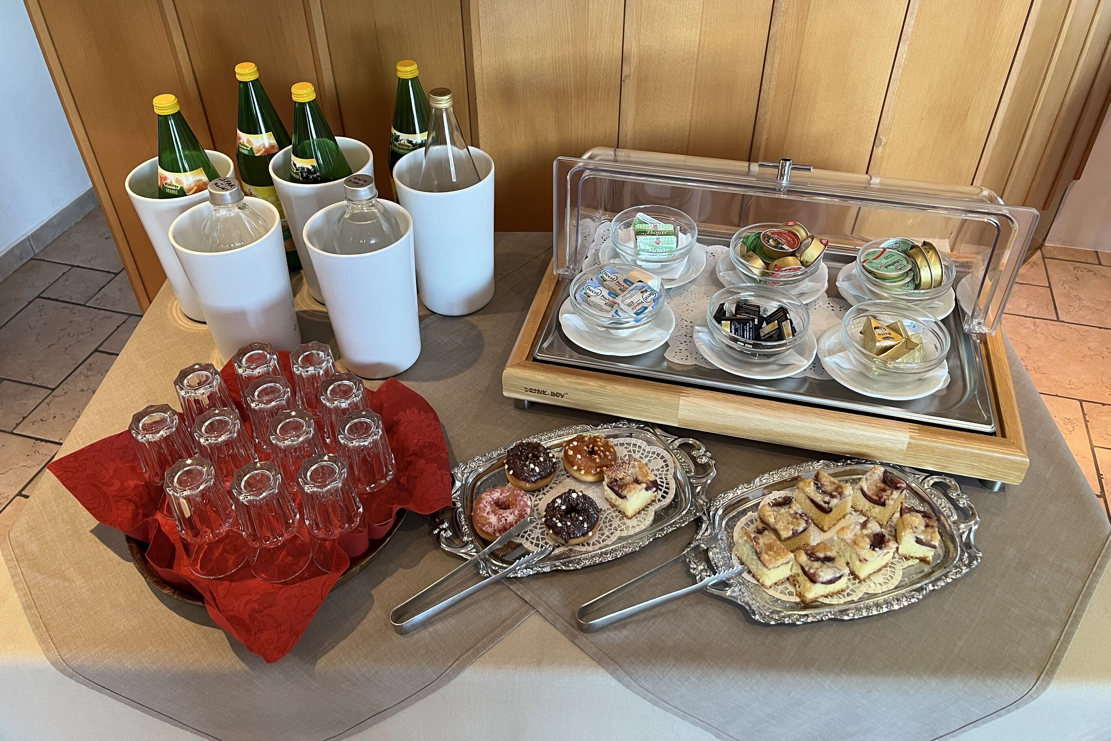 Tägliches inbegriffenes Frühstücksbuffet