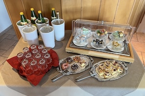 Free daily buffet breakfast  - Hotel Restaurant Faustschlössl (Feldkirchen an der Donau)