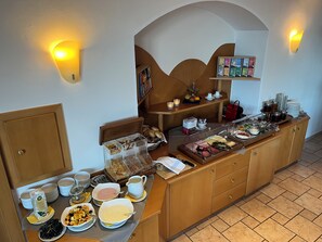 Free daily buffet breakfast - Hotel Restaurant Faustschlössl (Feldkirchen an der Donau)