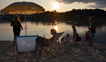 Playa privada, sillas reclinables de playa, sombrillas