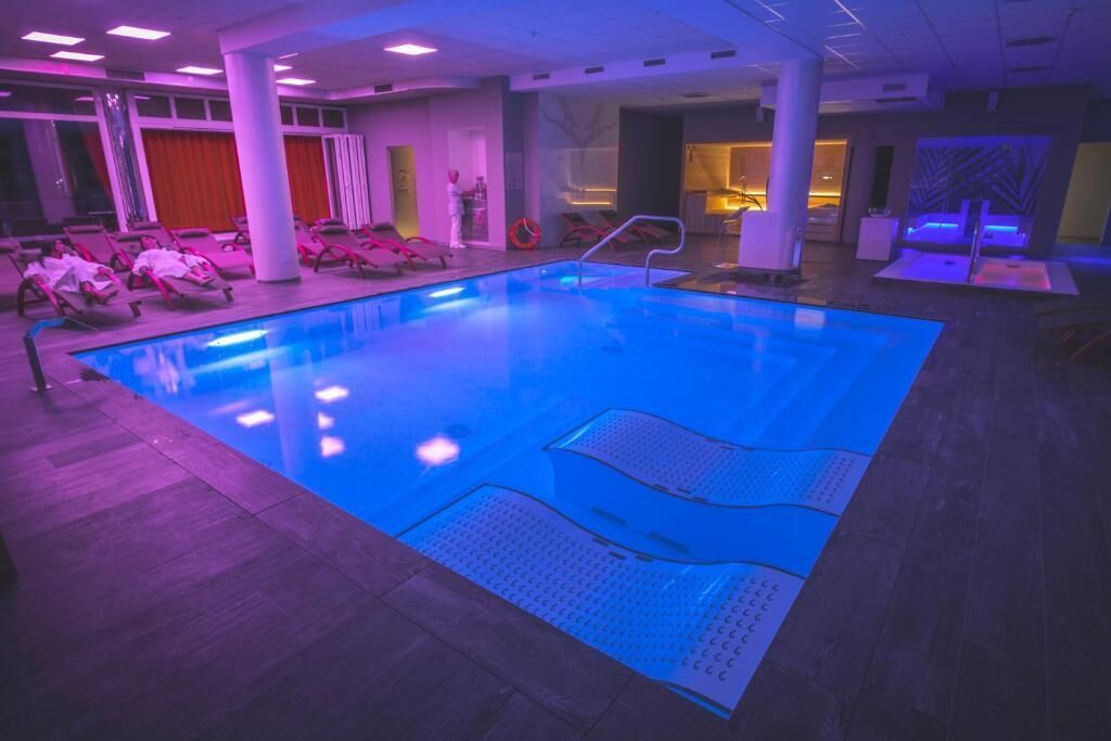 Indoor pool, sun loungers