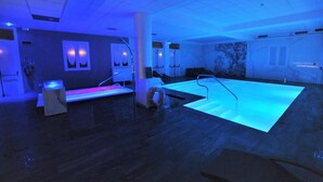 Indoor pool, sun loungers - Hotel Formula Int & Puravita SPA (Rosolina)
