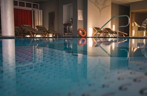Bastu, bubbelpool, ångbastu, massage med varma stenar och djupmassage