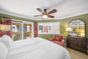 3 Schlafzimmer, Schreibtisch, Bügeleisen/Bügelbrett, Reisekinderbett