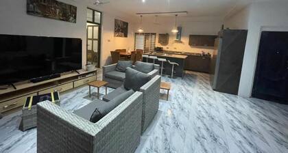3 Bed Villa-private Garden-offstreetparking-aircon