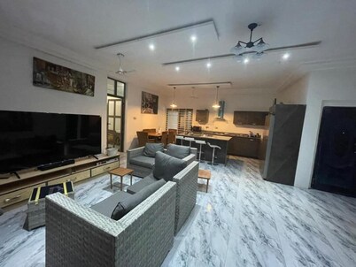 3 Bed Villa-private Garden-offstreetparking-aircon