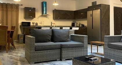 3 Bed Villa-private Garden-offstreetparking-aircon