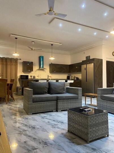 3 Bed Villa-private Garden-offstreetparking-aircon