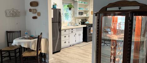 ثلاجة، ميكروويف، فرن، موقد طهي مسطح