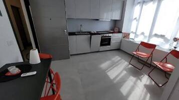 Frigorifero, forno, piano cottura, lavastoviglie