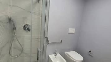 Doccia, asciugacapelli, bidet