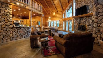 Smart TV, caminetto, lettore DVD, libri