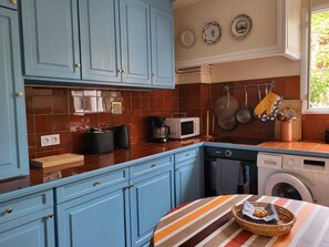 Fridge, oven, stovetop, dishwasher - Renovated 12th-century chapel, fully equipped for 6 (Banyuls-sur-Mer)