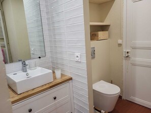 Douche, sèche-cheveux, serviettes fournies