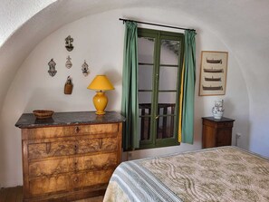 15 bedrooms, iron/ironing board, WiFi, bed sheets - Renovated 12th-century chapel, fully equipped for 6 (Banyuls-sur-Mer)