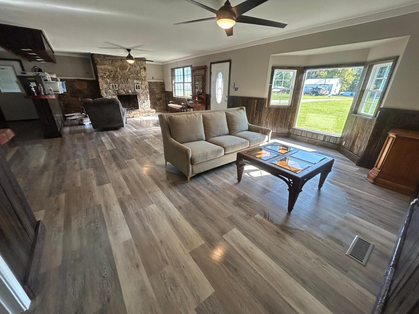 Een smart-tv en een open haard