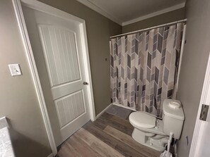 Ducha, secador de pelo, toallas, jabón