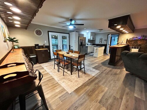 Charming & Rustic 4-bedroom Smoky Mountain Home with Golf Cart and large yard!