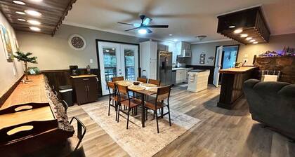 Charming & Rustic 4-bedroom Smoky Mountain Home with Golf Cart and large yard!