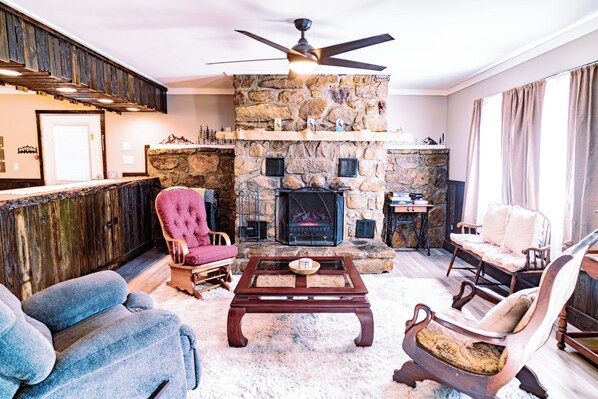 Smart TV y chimenea 