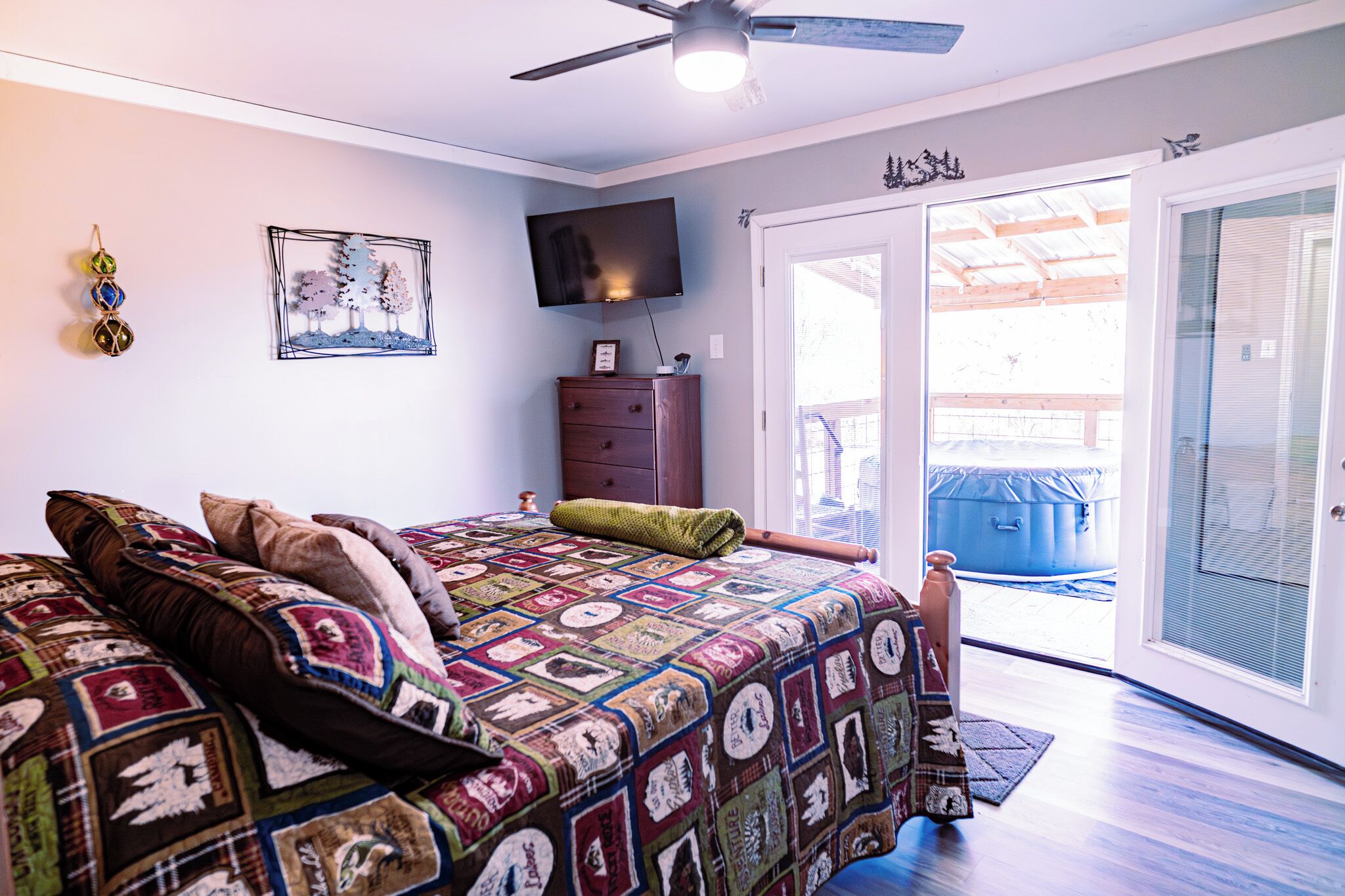 4 bedrooms, iron/ironing board, WiFi, bed sheets