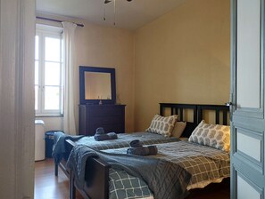 10 soverom, skrivebord, strykejern/-brett og wi-fi