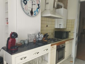 Kjøleskap, mikrobølgeovn, ovn og kokeplater