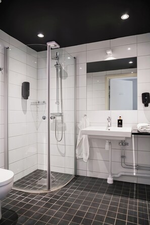 Douche, sèche-cheveux, serviettes fournies, savon
