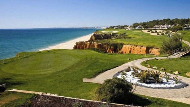 A golf course with a coastal view, a sandy beach, and a clear blue sky. - Thymbra Villa, Vale do Lobo, Algarve (Vale do Lobo)
