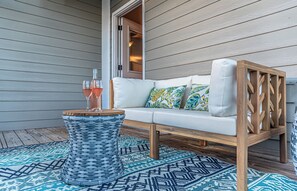 Lejlighed - 3 soveværelser - balkon - udsigt til have | Stue