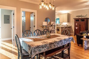 Lejlighed - 3 soveværelser - balkon - udsigt til have | Spisestue