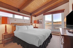 3 bedrooms, desk, iron/ironing board, travel crib