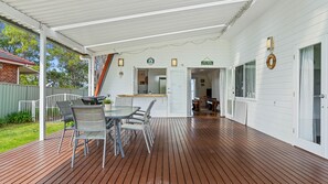 Outdoor dining - Jado on the Lake, Jervis Bay (Saint Georges Basin)