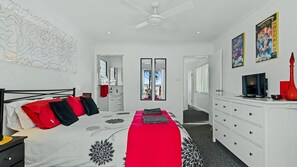 4 bedrooms, iron/ironing board, bed sheets - Jado on the Lake, Jervis Bay (Saint Georges Basin)