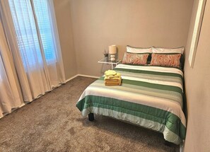 4 bedrooms, desk, iron/ironing board, free WiFi - Charming 4-bedroom home in Glenn Heights. Sleeps 9 guests! (Glenn Heights)