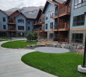 Property grounds - Cozy Cove Retreat in the Rockies (Dead Man's Flats)