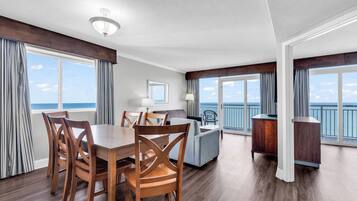 Familiesuite | Oppholdsområde | En 50-tommers LCD-TV med kabel-kanaler